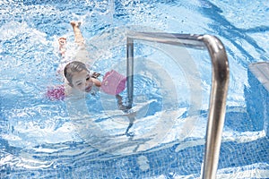 Pequeno feliz nadar piscina adentro 