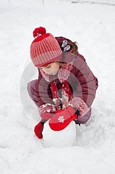 The little girl fashions snowman