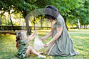 Little girl gives her little dress to pregnant mom for SIS