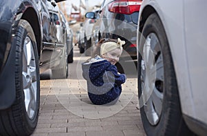 A little girl got lost in the parking lot. Child unattended. The child is lost.