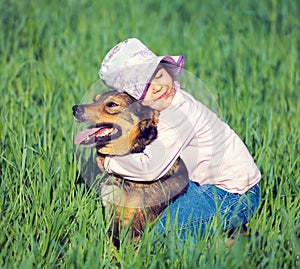 Poco ha abbracciato il cane 