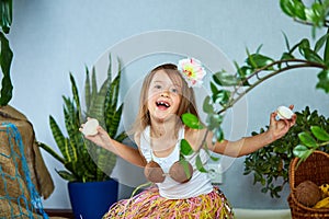 Little girl imitates Havaii vacation at home quarantine.