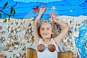 Little girl imitates Havaii vacation at home quarantine.