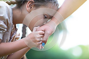 Pequeno besos su madres mano verano naturaleza externo. feliz un nino siente agradecido 