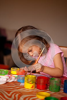 The little girl painting