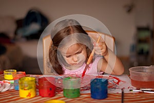 The little girl painting