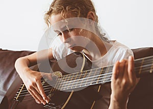 Little girl play guitar.