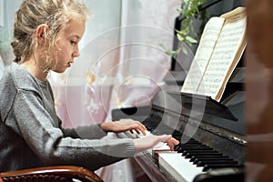 Little girl play the piano.