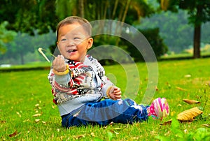 The little girl playing s.viridis alone(Asia, China, Chinese)