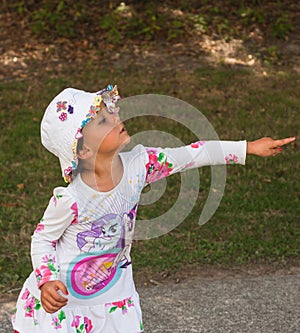 Little girl is pointing at something