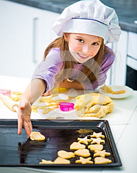 Pequeno pone sobre el horneando galletas 