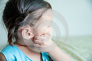 Little girl screathing at her face because insect bites