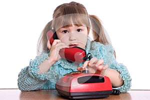 The little girl speaks by phone