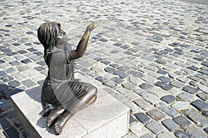 Little girl statue