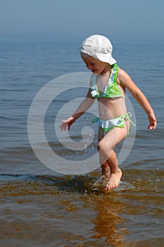 The little girl suit goes on water