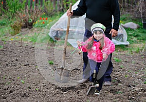 The little girl works in the garden