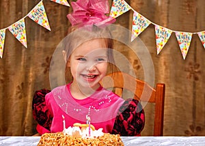 Pequeno chica feliz celebra su sobre el festivo 
