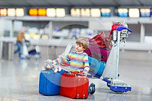Malý dieťa chlapec kufre na medzinárodný letisko 
