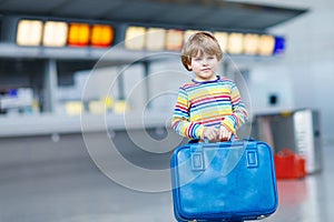 Malý dieťa chlapec kufre na medzinárodný letisko 