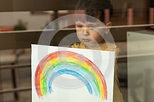 Poco un bambino possesso disegno da arcobaleno attraverso 