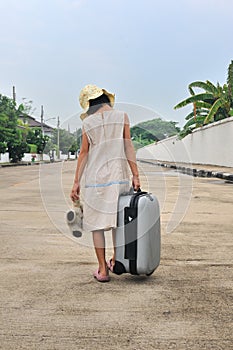 A little kid with a suitcase escape from house