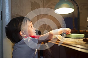 Little kid turning off the light