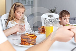 little kids praying before breakfast