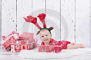 Little x-mas reindeer with gifts