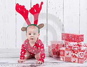 Little x-mas reindeer with gifts