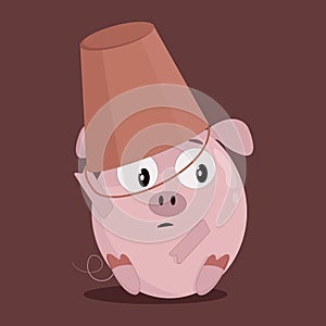 Pequeno rosa un cerdo balde sobre su cabeza sobre el oscuro 