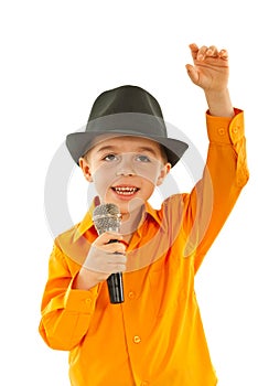 Little singer welcomes public
