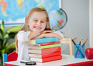 Poco possesso mani sul libri la classe 