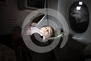 Pequeno un nino descansa en extrano un nino cesta de bebe sobre el avión en oscuro lámpara 