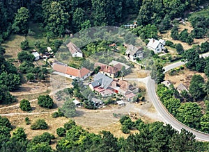 Malá obec obklopená lesy na Slovensku