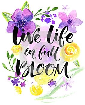 Vivir vida en lleno de a florecer. inspirador proverbios mano Escribir tarjeta cálido desear. acuarela flores a cepillar 