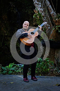 Live music in the great outdoors: Man playing the guitar