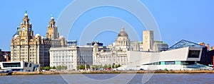 Liverpool sea shore is a city and metropolitan borough in North West England