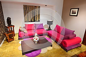 Obývací pokoj barvitý komfortní gauč 