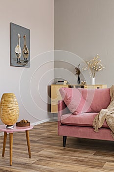 Living room in neutral colors with accents of pink and wood