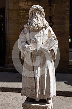 Living statue of Leonardo da Vinci on street in Florence