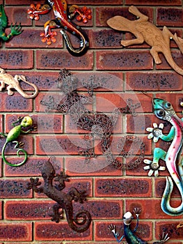 Lizard ornaments covering brick wall sufrace