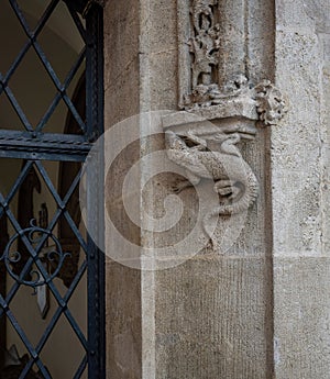 Detail reliéfu ještěrky na Staré radnici - Bratislava, Slovensko