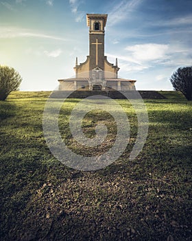 Vecindario iglesia sobre el atardecer 