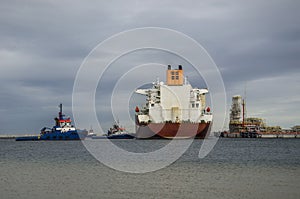 LNG CARRIER AND TUGS - MOORING