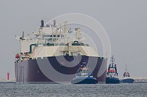 LNG TANKER AND TUGS