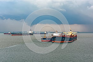 Loading anchored oil supertanker via a ship-to-ship oil transfer