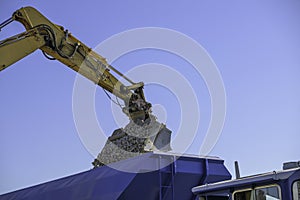 Loading of ballast onto a wagon