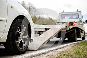 Cargando roto auto sobre el remolcar camión 