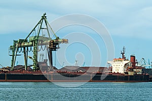 Loading of bulk goods in a harbor