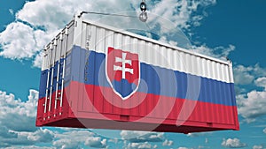 Nákladní kontejner s vlajkou Slovenska. Slovenské koncepční 3D vykreslování související s dovozem nebo vývozem